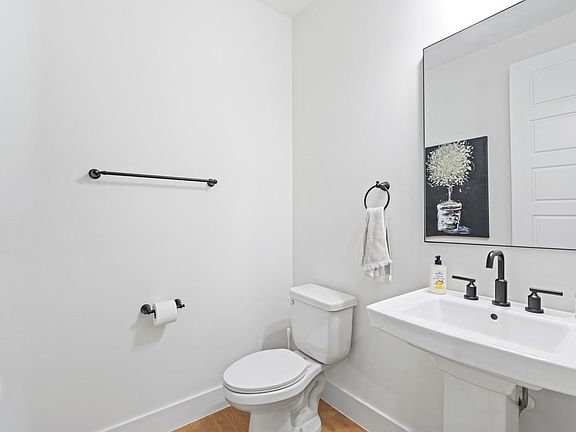 5th image of 309 White Horse Way St
