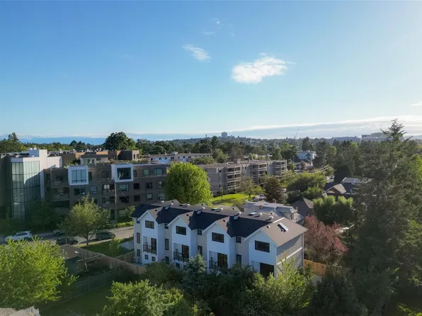 2268 Bowker Ave #3, Oak Bay, BC V8R 2E4