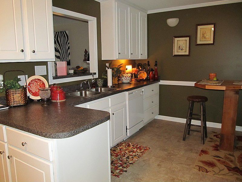2nd image of 533 Pinecroft Dr