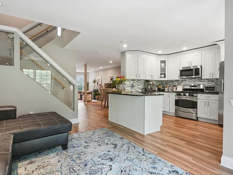 458 Jason Dr — Photo 3