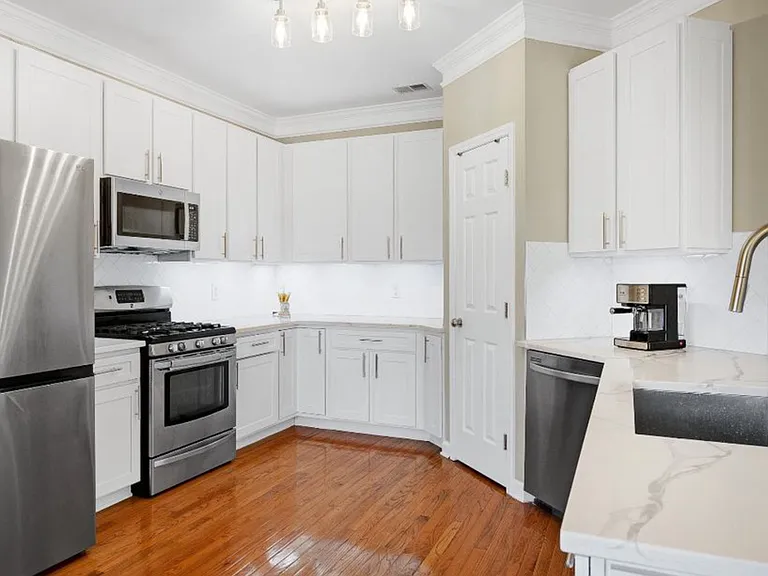438 Seastone St — Photo 9