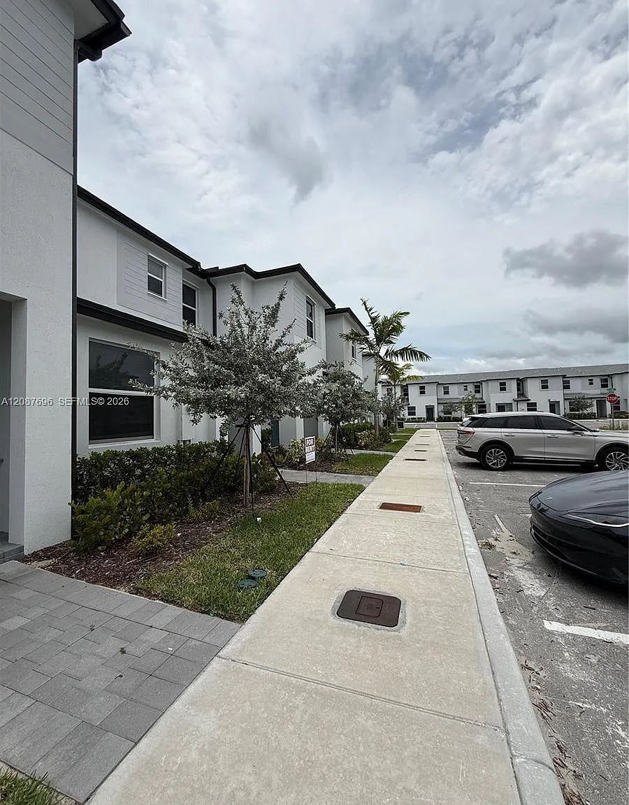 3 bed, 3.0 bath, 1300 sqft, $2,500 — Photo 3