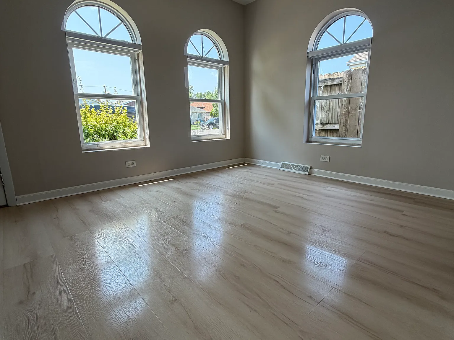 3 bed, 1008 sqft, $2,700 — Photo 2