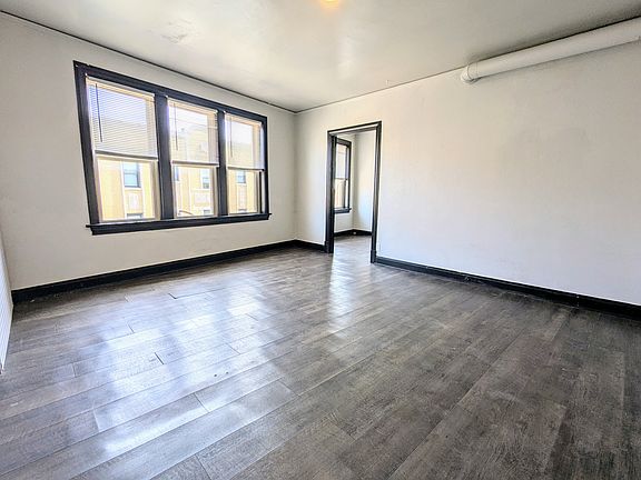 3rd image of 4204 Ellenwood Ave #300