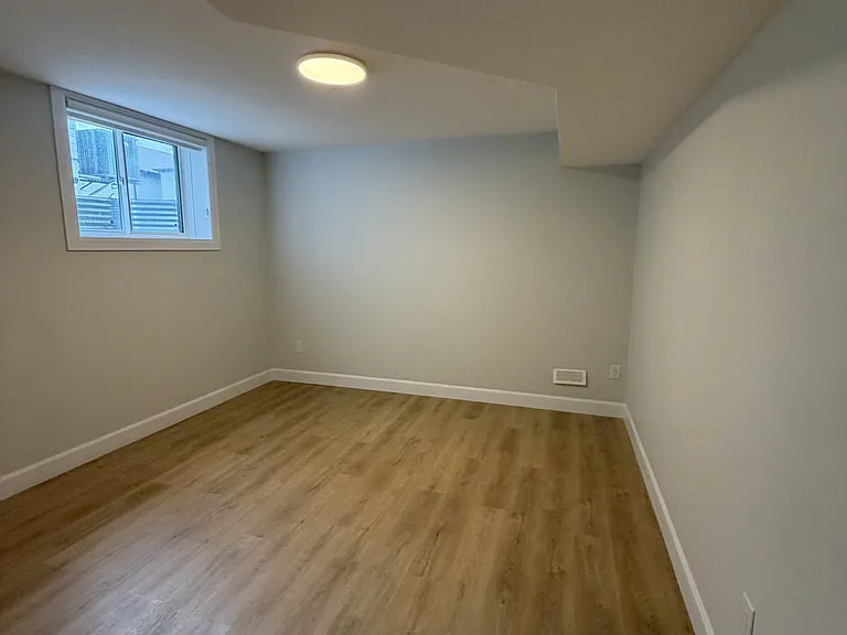 2281 Southport Cres #LOWER — Photo 8