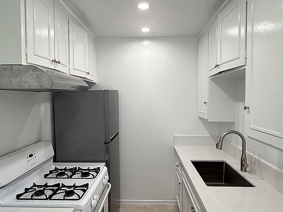3rd image of 1219 Barry Ave APT 1