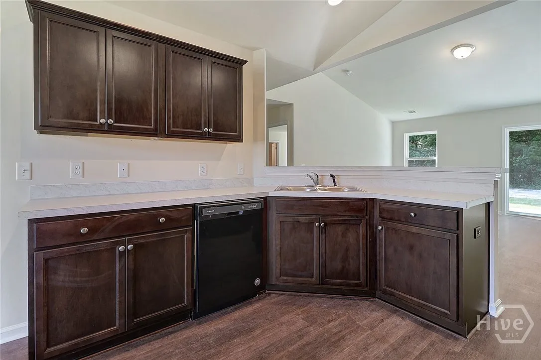 3 bed, 2.0 bath, 1565 sqft, $1,900 — Photo 2