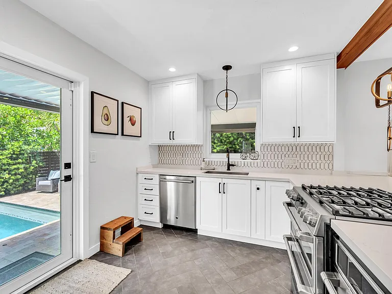 748 NE 17th Way — Photo 18