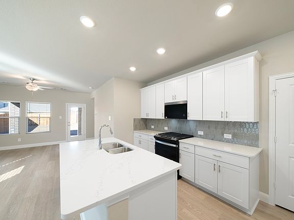 3rd image of 612 Lullaby Ln