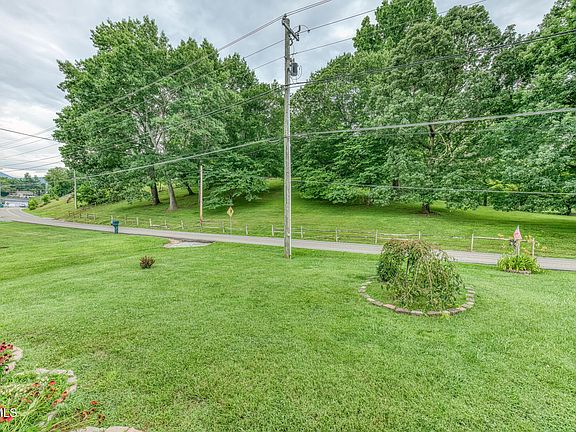 4th image of 807 N Mohawk Dr