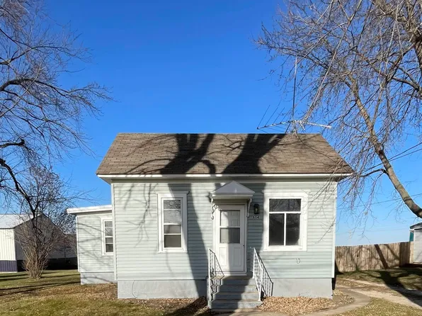 604 E 2nd St, Holstein, IA 51025
