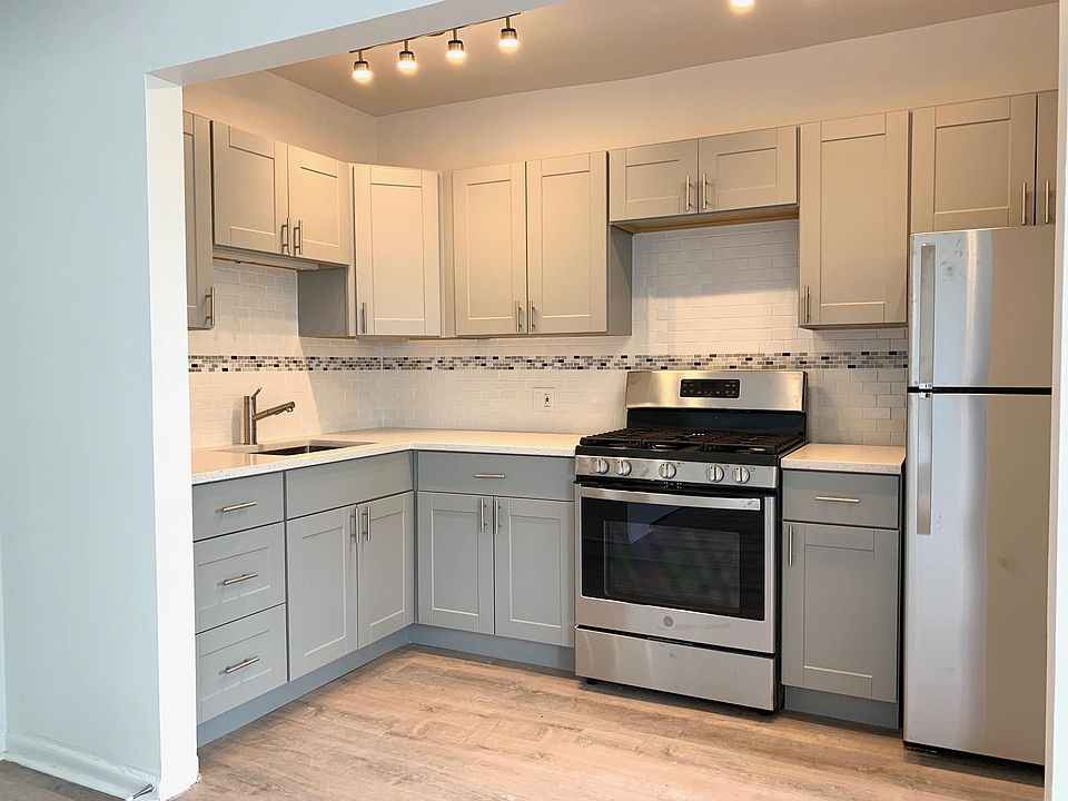 1st image of 640 W Aldine Ave #207