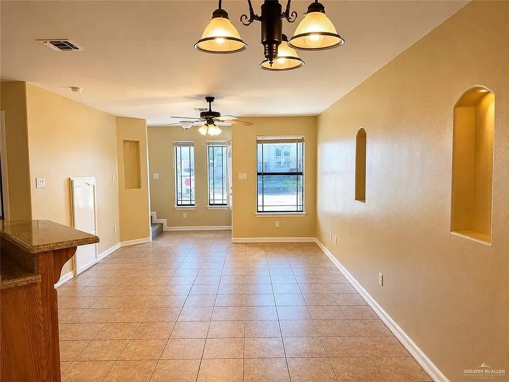 3 bed, 2.5 bath, 1200 sqft, $1,050 — Photo 4