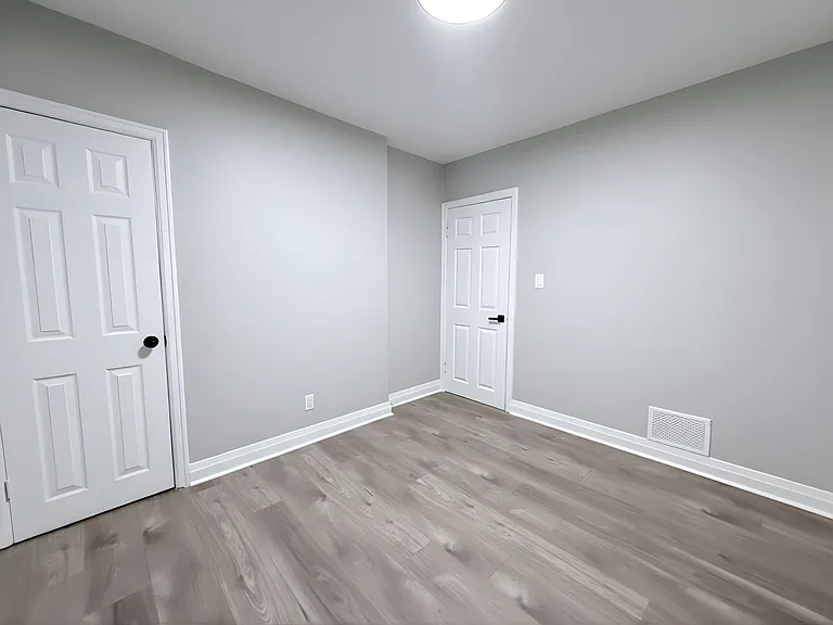 20 W 4th St #1 — Photo 8