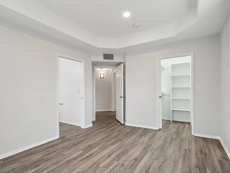 114 North Doheny Drive — Photo 33