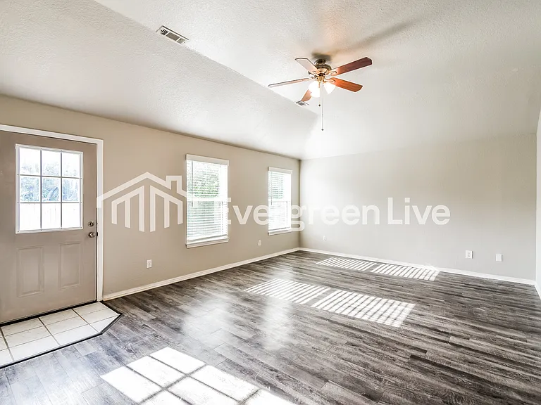 104 S Michael St — Photo 3