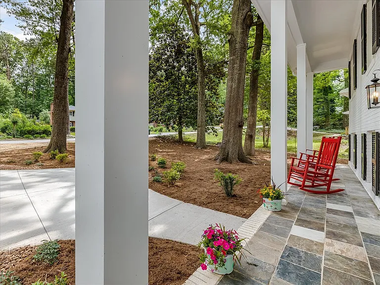 1020 Tanglewood Dr — Photo 3