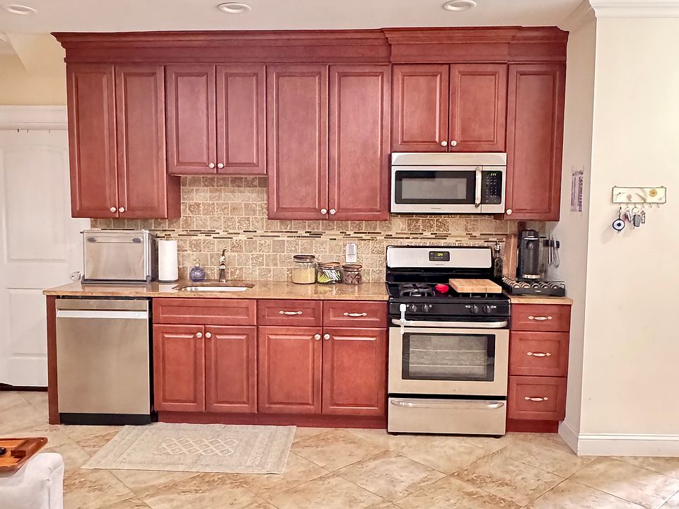 1st image of 10 Shaughnessy Ln #1