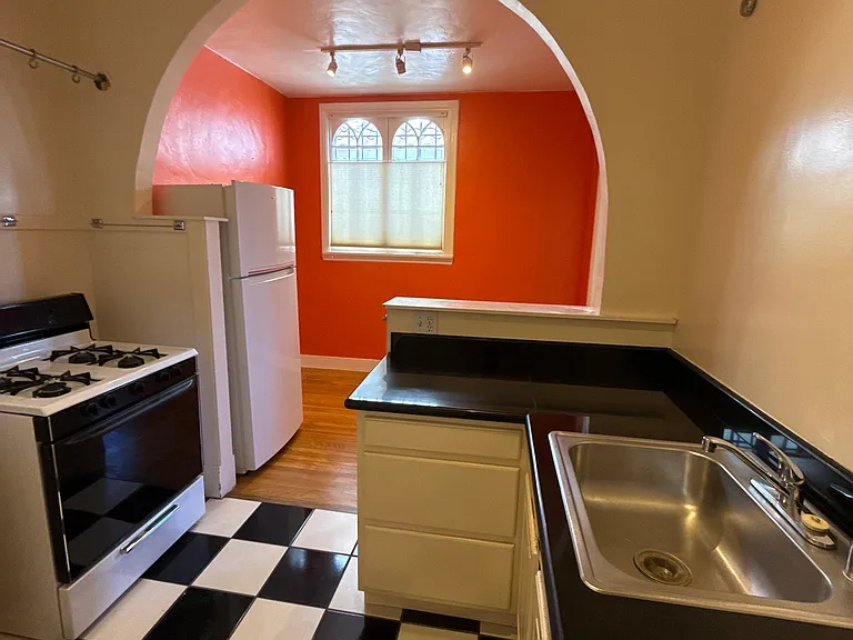 624 Beacon St #624 — Photo 6