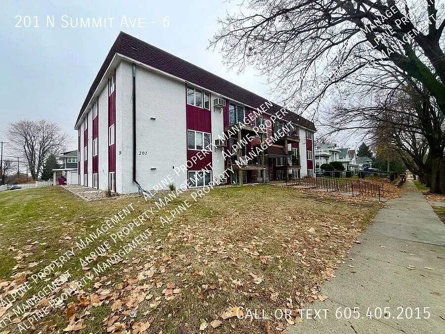 Rent Special - Extremely Spacious 1 Bedroom Apartment!! — Photo 2