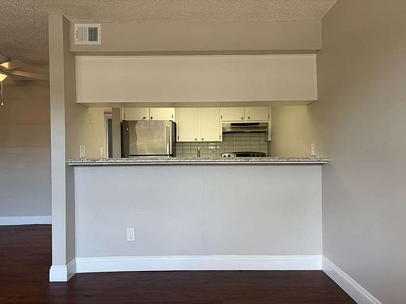 4th image of 2931 Dupont St S