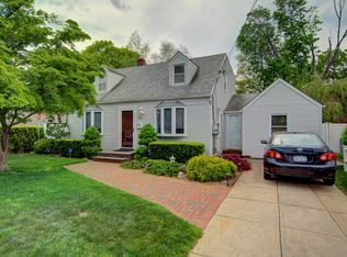 106 Underhill Ave, Hicksville, NY 11801