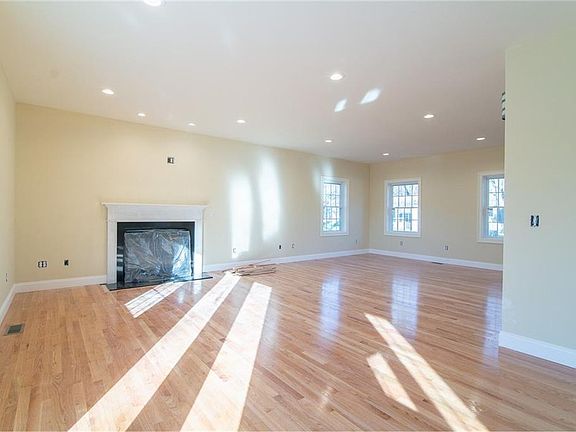 4th image of 74 Jay St E