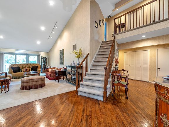 3rd image of 42 Doral Dr