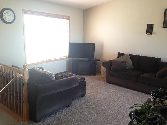5th image of 605 Iris Ln E