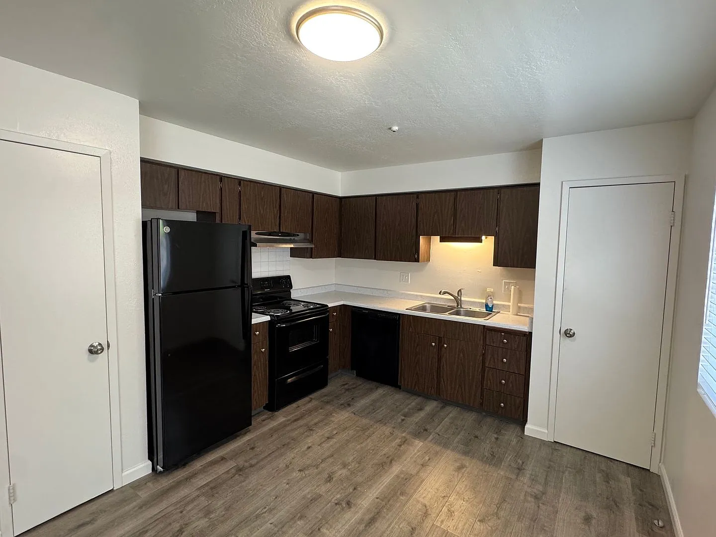 1046 Benton St — Photo 2