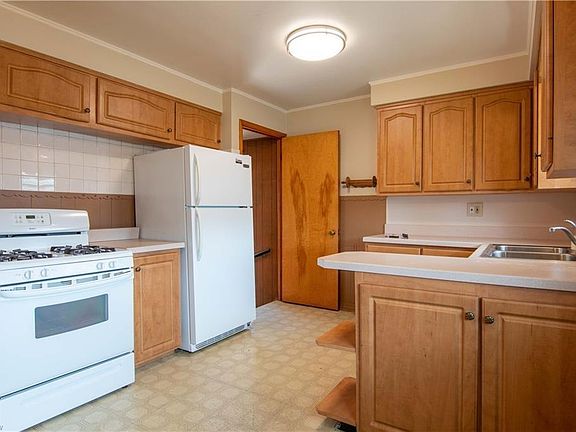 3rd image of 736 E 222nd St