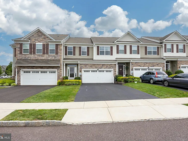 253 Fairfield Cir W — Photo 2