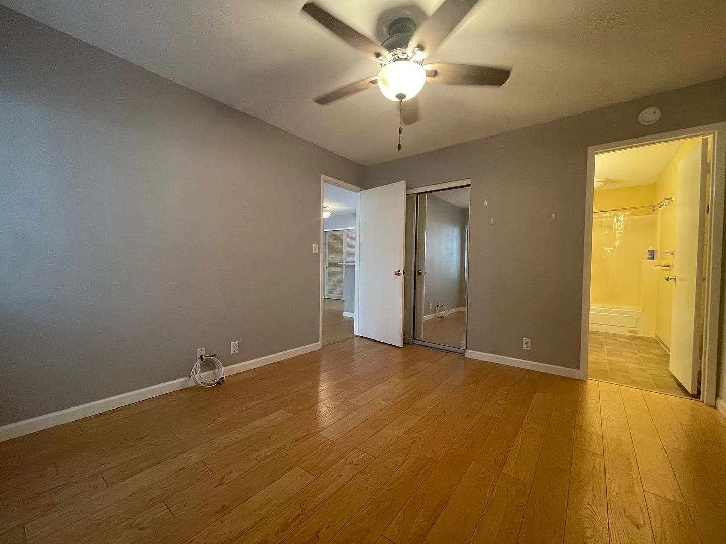 Rare Crosspointe 1 Bed 1 Bath 2 Parking! — Photo 4
