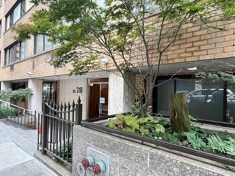 310 W 56th St #2H — Photo 6