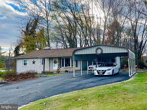 2nd image of 2300 Manor Cir