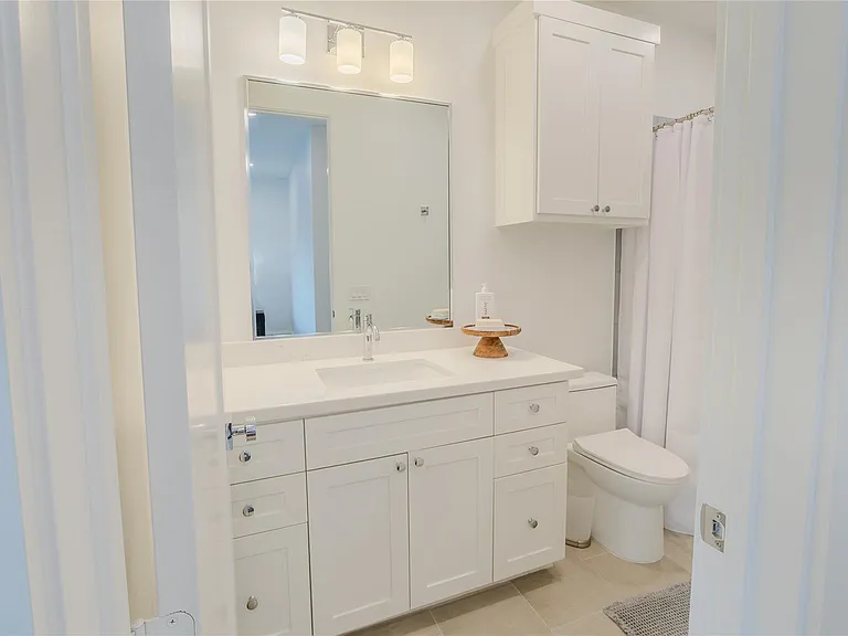 974 W 43rd St — Photo 35