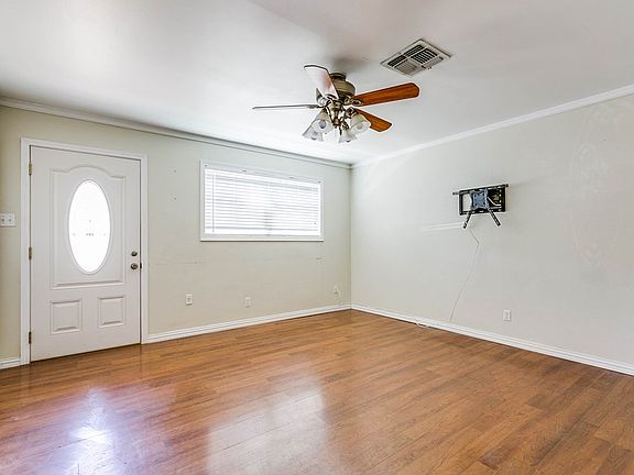 3rd image of 2451 Glenwood Dr