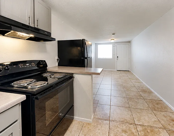 1402 W Mercer Ln — Photo 1