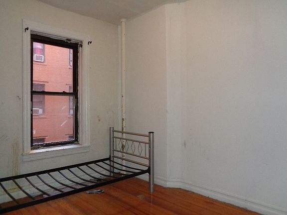 4th image of 5825 Broadway #32