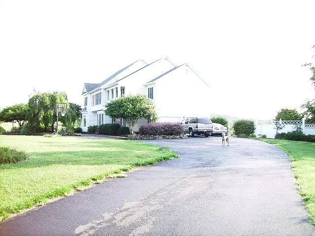 17780 Stoneleigh Dr photo 1