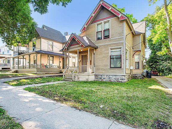 2nd image of 816 Wealthy St SE APT 4