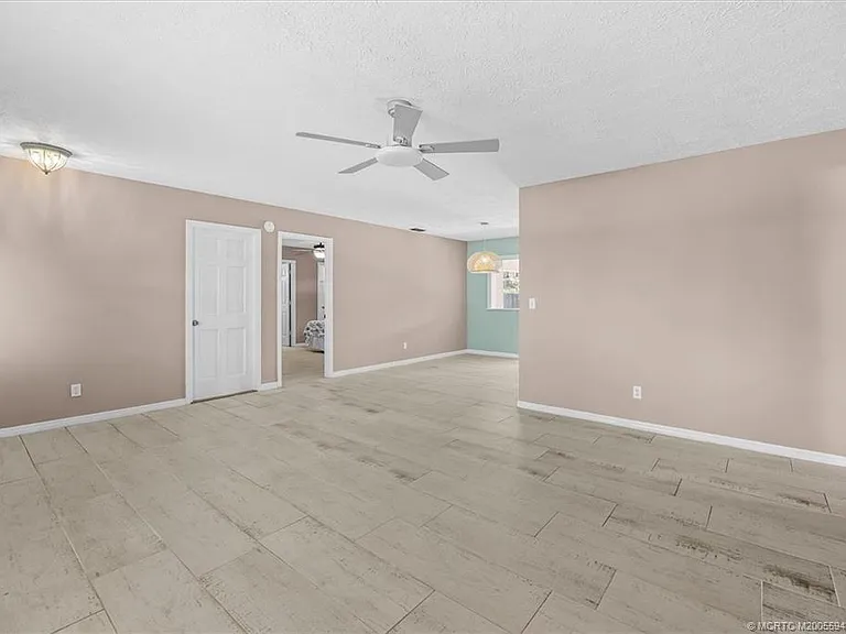 687 NE Maranta Terrado — Photo 10