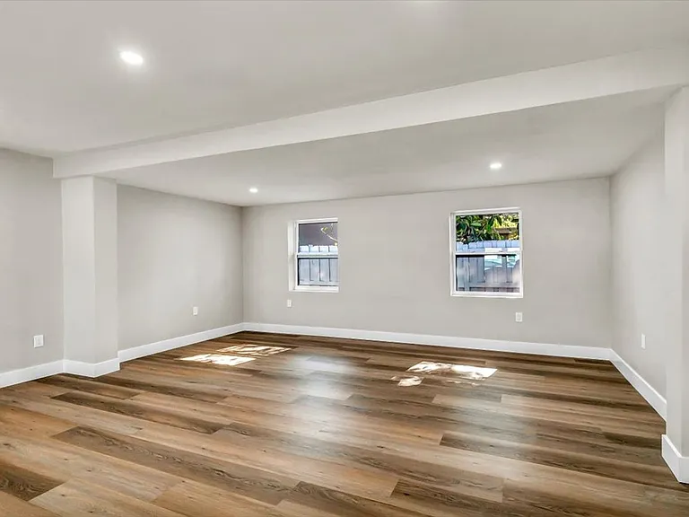 525 Lamara Way NE — Photo 31