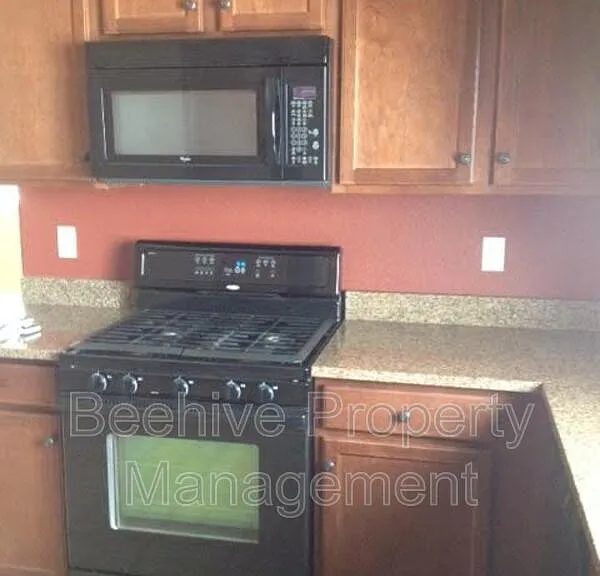 2947 N Evergreen St — Photo 3