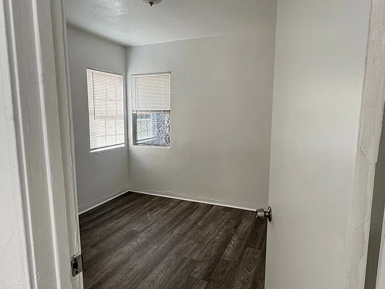 834-846 N Davidson Ave — Photo 9