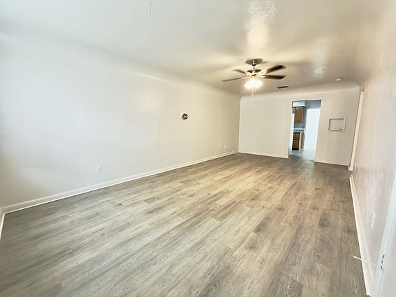 5th image of 927 E Walnut St
