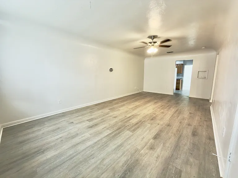 927 E Walnut St — Photo 5