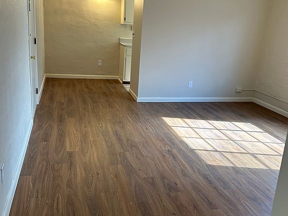 4th image of 668 Linwood Ave NE #8