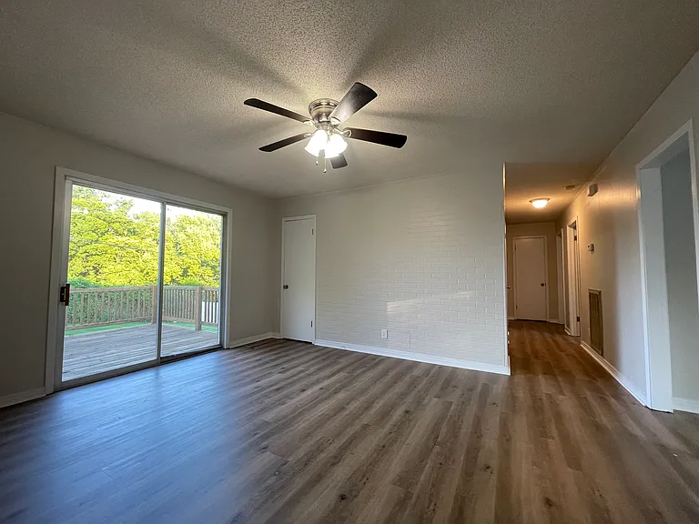 421 E Lakeside Dr — Photo 8