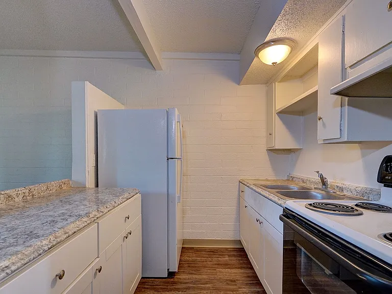 1841 S Irving Ave — Photo 8